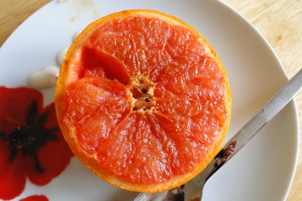 Pieczony grapefruit z waniliowym sosem jogurtowym
