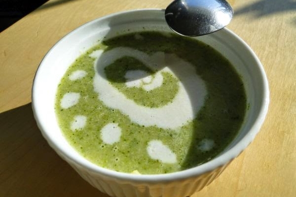 Brokułowa zupa krem ze śmietaną z nerkowców. Najlepsza!