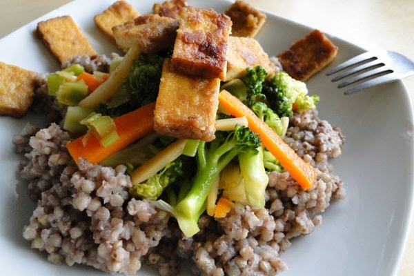 Szybkie warzywa z kaszą gryczaną i smażonym tofu, czyli kuchnia polsko-orientalna