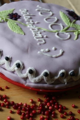 Tort Red Velvet Cake z kremem z mascarpone i białej czekolady oraz nektarynkami i jagodami (pierwsze święto bloga!)