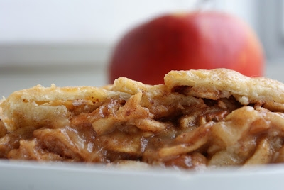 Tradycyjny Apple Pie z ogromną ilością jabłek, cynamonu i karmelu/Tarta z jabłkami