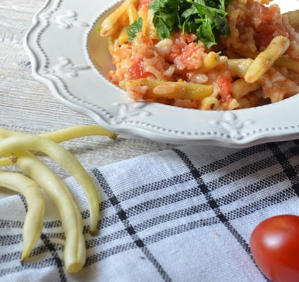 Fasolka szparagowa z czerwona cebulą, ryżem i pomidorami