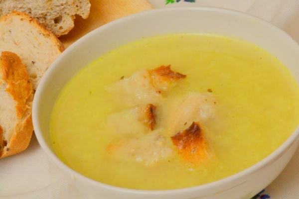 Zupa czosnkowa z grzankami i serem Gorgonzola