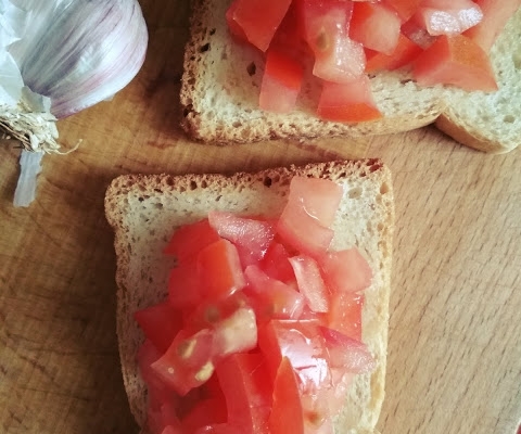 Mini kanapki z czosnkiem i pomidorem