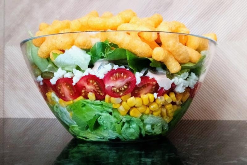 Sałatka z chrupkami Cheetos i sosem z maka + film