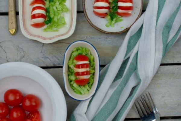 Letnia przystawka z pomidorów i mozzarelli do grilla