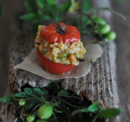 Pomidory nadziewane kaszą jaglaną i cukinią