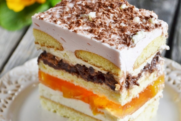 Nutelka - ciasto z brzoskwiniami, kremem, czekoladą i truskawkową pianką