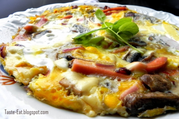Serowy omlet z pieczarkami