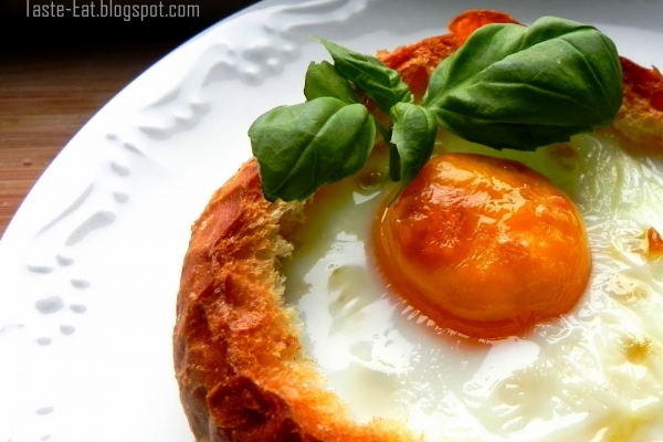 Jajo z serem i cebulą zapiekane w bułce