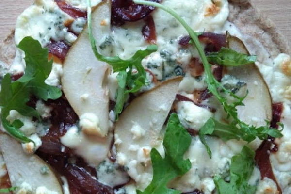 Pełnoziarnista pizza z karmelizowaną cebulą, serem pleśniowym i gruszką