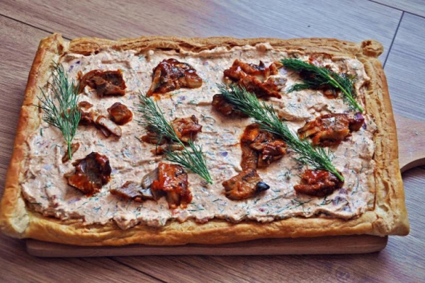 Tarta z ciasta francuskiego z twarożkiem i śledziami