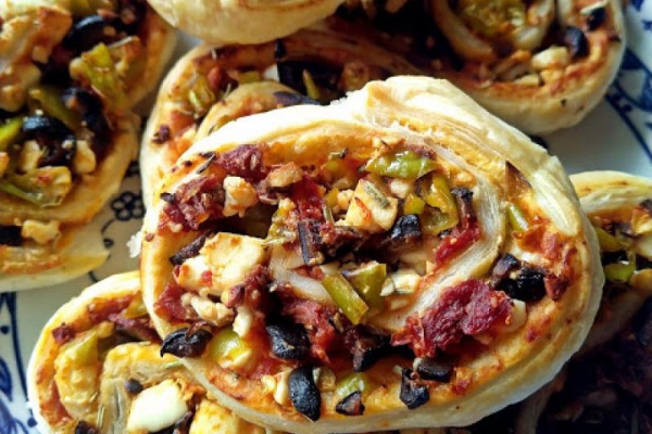 Ślimaczki warzywne (pepperoni, oliwki,suszone pomidory) z fetą