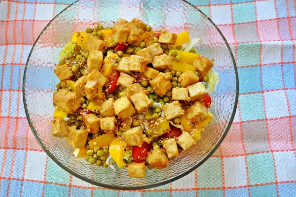 Sałatka z pieczonym tofu w marynacie miodowo-musztardowej