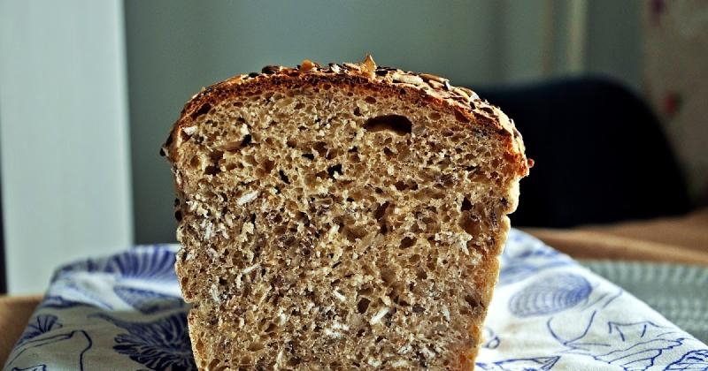 Chleb na miodzie z nasionami