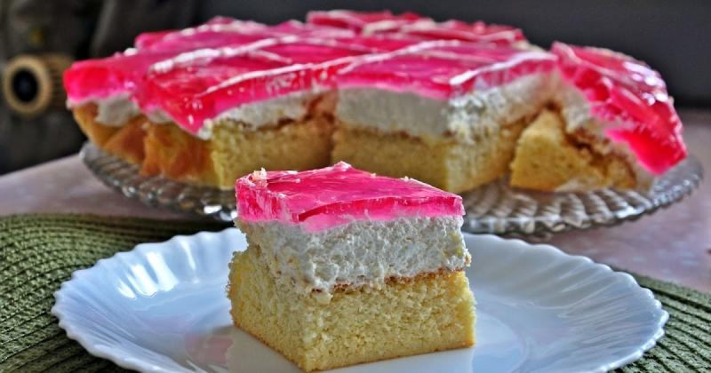 Kokosowy biszkopt z kremem i galaretką (low carb)