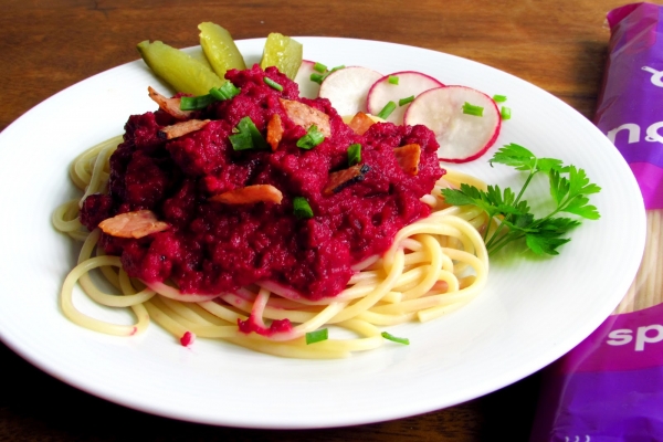 Trzy kolory: fioletowy (spaghetti + krem z pieczonych czerwonych buraków)