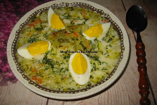 Zupa ogórkowa z dodatkiem jajka
