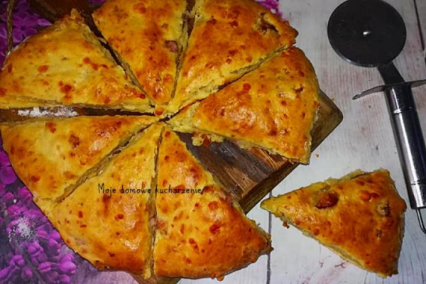 Scones z kiełbasą i serem