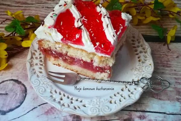 Biszkopt z masą jabłkowo-kisielową