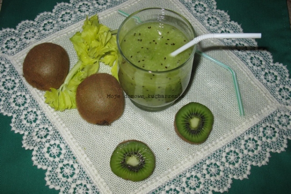 Zielony koktajl z selera naciowego i kiwi