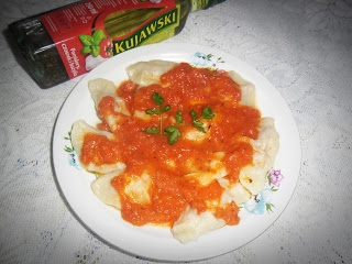 Pierogi z sosem pomidorowym