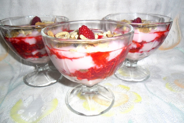 Deser jogurtowo-malinowy z musli 