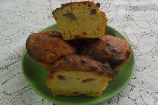  Muffinki z żółtym serem, kiełbasą i papryką