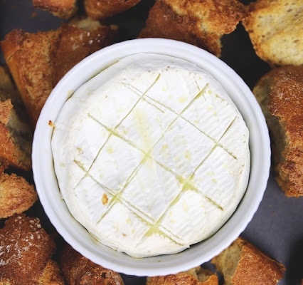 Zapiekany camembert z bagietką