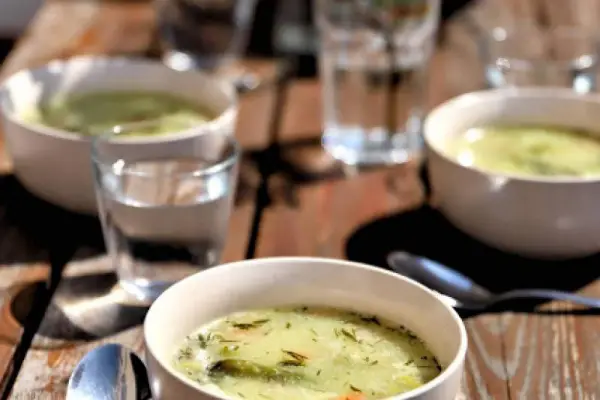 Wiosenna zupa z zielonymi szparagami