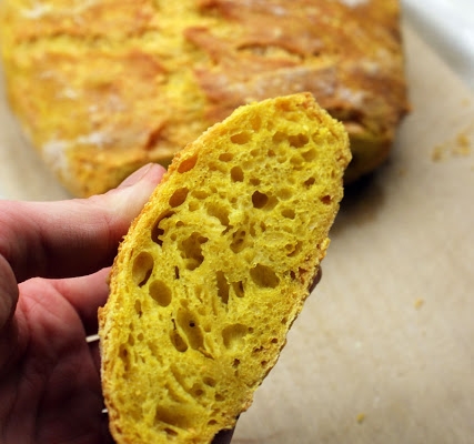 Chleb z garnka z kurkumą i serem