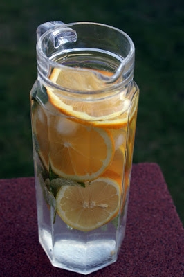 Cytrynowo-pomarańczowa woda ze świeżą miętą