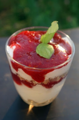 Deser z konfiturą truskawkowo-rabarbarową i jogurtem naturalnym na crunchy