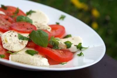 Caprese, czyli bazylia, mozzarella i pomidor w rolach głównych