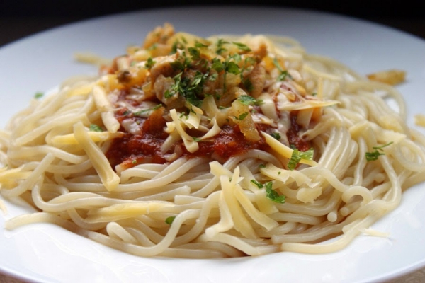 Spaghetti z sosem pomidorowym i grillowanym kurczakiem