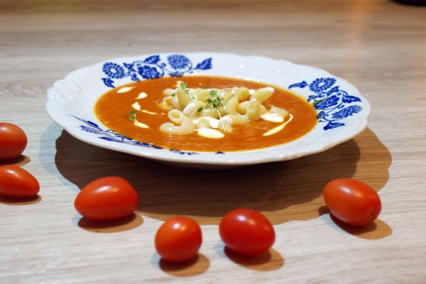 Pomidorowy krem z makaronem
