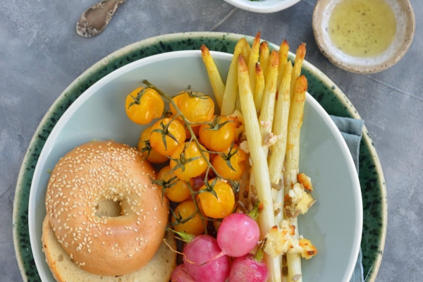 Pieczone szparagi z serem, słonecznikiem i rzodkiewką! Pomysł na letni obiad!