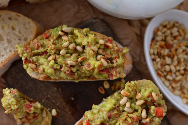 Guacamole z pomidorami, papryką i prażonymi orzeszkami pini!