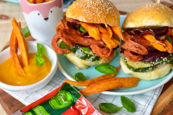 Burgery dla dzieci z parówkami, frytkami z batatów i ketchupem z mango! Pomysł na kinderbal.