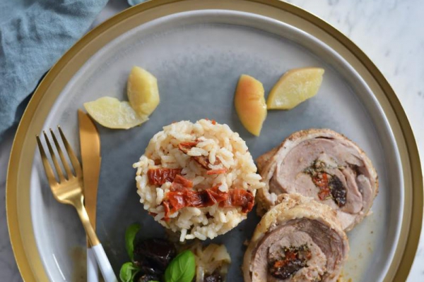 Roladki z udźca indyka z boczkiem i suszonymi pomidorami. Risotto z suszonymi pomidorami.