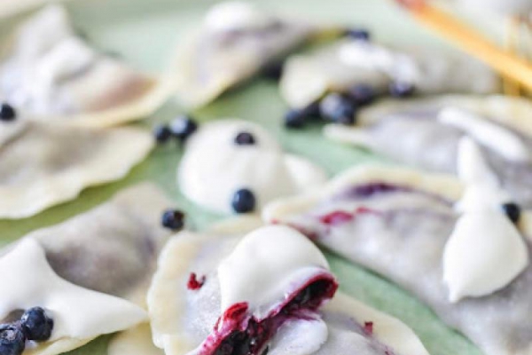 Pierogi z jagodami i śmietanką, jak u babci!
