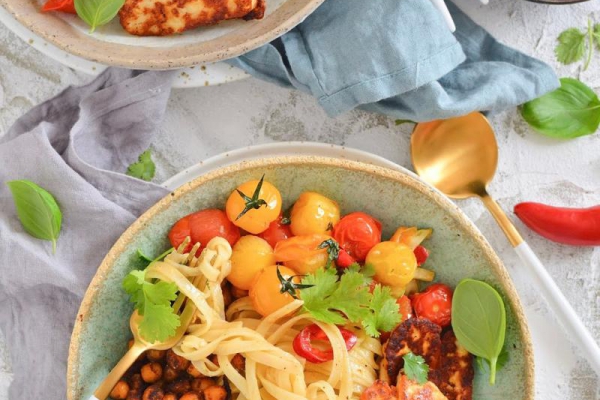 Prażona cieciorka z kremowym ryżowym makaronem i serem halloumi!