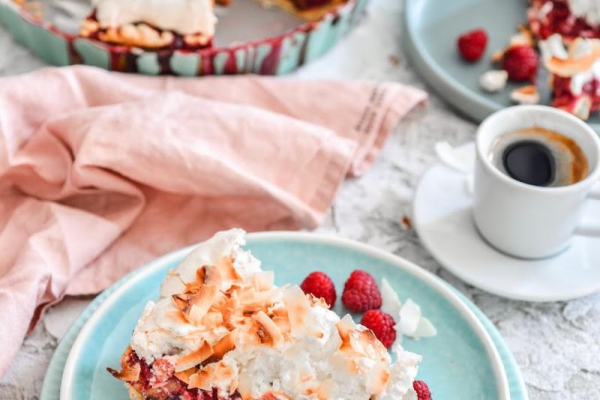 Tarta z malinami i bezą kokosową.