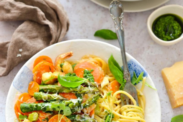 Spaghetti ze szparagami i krewetkami w śmietanowym sosie z parmezanem.