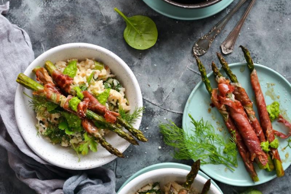 Szparagi grillowane w szynce parmeńskiej z risotto z zielonym groszkiem i szpinakiem.