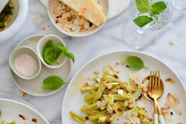 Szybki obiad - makaron z domowym pesto migdałowo- parmezanowym