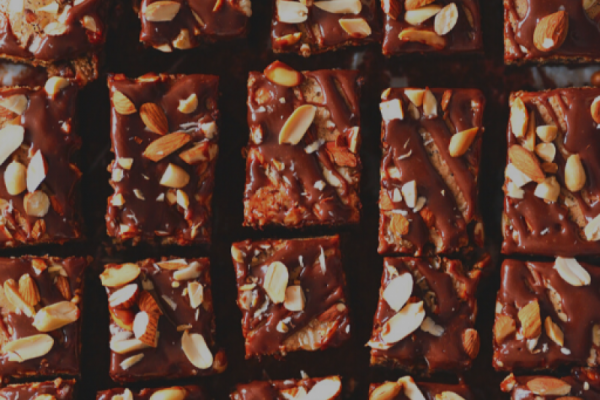 A LA BROWNIE PIERNIKOWE Z MASŁEM ORZECHOWYM Z MIGDAŁÓW