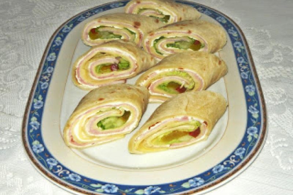 Roladki z tortili z szynką i warzywami