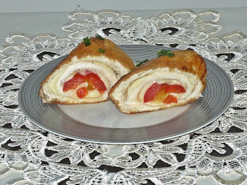 Złociste roladki drobiowe z serem i kolorową papryką marynowaną