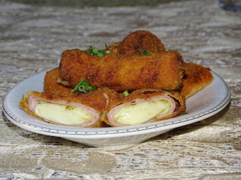 Chrupiące roladki z szynki i sera z nutą bazylii